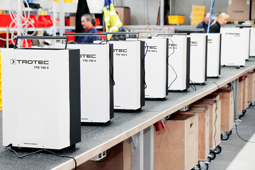 Kompakt-odvlaživač je idealan za prostorije do 90 m² kao što su vikendice, podrumi, garaže, uredi, radione i skladišta.