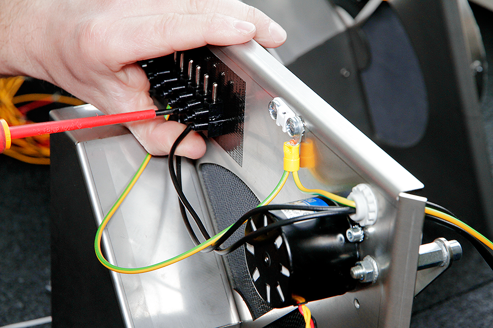 Radna mjesta naših suradnika se ustrajno drže čistim od prašine, tako da strana tijela ne mogu dospijeti u osjetljivu upravljačku elektroniku.