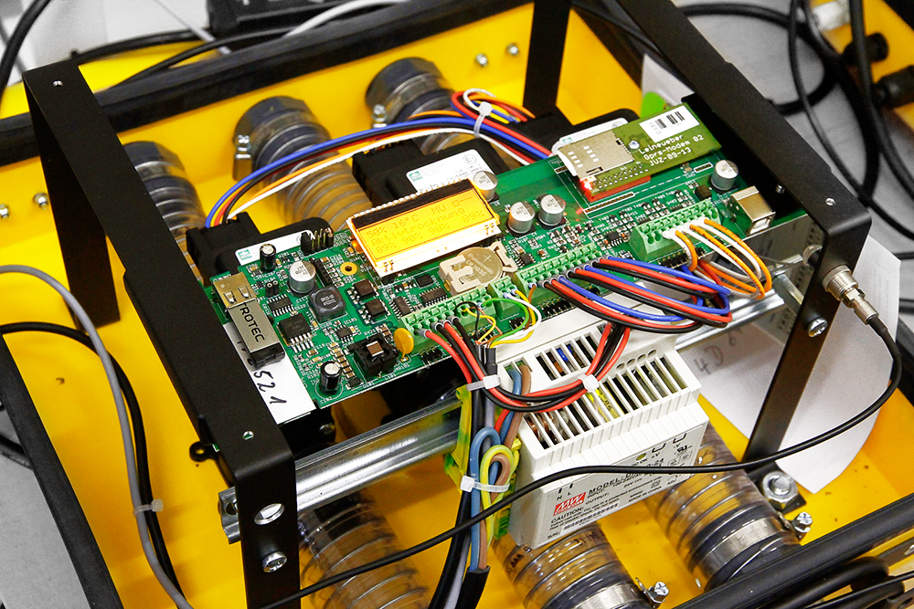 Upravljačka elektronika „Made in Germany“. Prijem detalja platine kao središnji dio upravljačke jedinice sušenja sa Modemom i displejom.